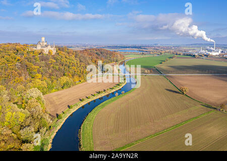 Château Marienburg au sud de Hanovre, sur la rivière Leine mt au-dessus de Marienberg, feuillage d'automne, fumeurs de cheminées d'usine de sucre dans Nordstemm Nordzucker Banque D'Images