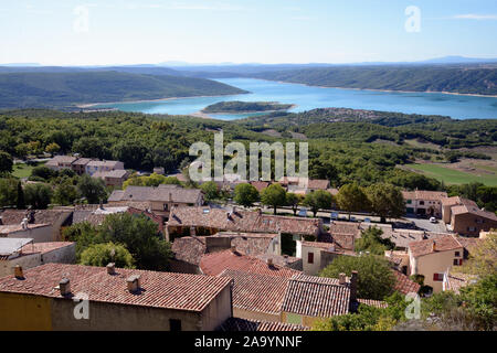 Vue panoramique sur les toits du village d'Aiguines & Lac de Sainte-Croix ou le Lac de Sainte-Croix Var Provence France Banque D'Images