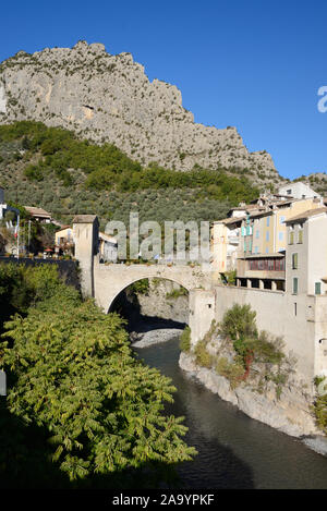 Remparts & Pont Voûté du village fortifié ou fortifiée d'Entrevaux le long de la rivière Var Alpes de Haute Provence Provence France Banque D'Images