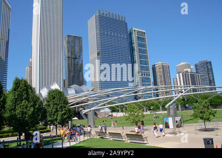 CHICAGO-FEB 09:Pavillon Jay Pritzker avec de hauts immeubles modernes dans l'été au Parc du millénaire le 29 juillet 2011 à Chicago, IL USA. Le pavillon d'hôtes conce Banque D'Images