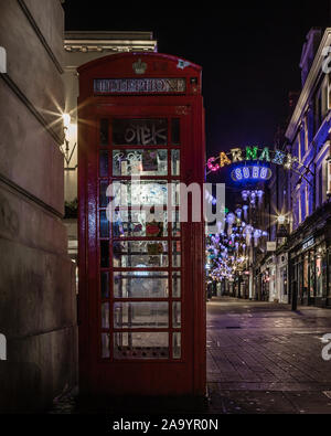 L'iconic London téléphone rouge boîte en haut de Carnaby Street pendant la période des fêtes. Banque D'Images