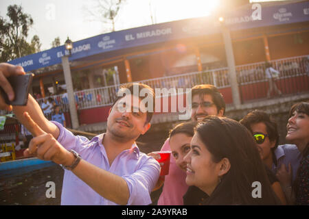 La ville de Mexico, Mexique, août.22. 2015 Selfies : ! Les jeunes mexicains de prendre des photos dans xocjimilco. Banque D'Images