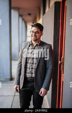 Young businessman portrait dans la rue Banque D'Images
