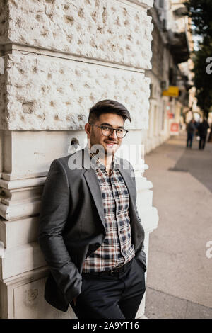 Young businessman portrait dans la rue Banque D'Images