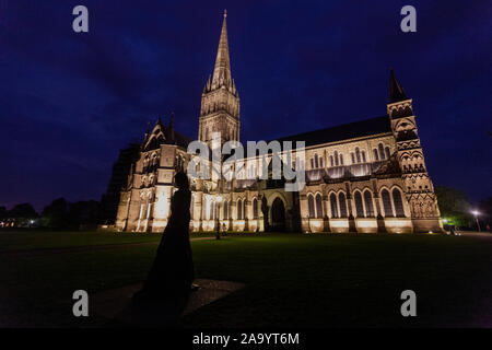 La balade Madonna : une statue par Elisabeth Frink dans l'enceinte de la cathédrale de Salisbury, Salisbury, Wiltshire, Angleterre, Royaume-Uni Banque D'Images