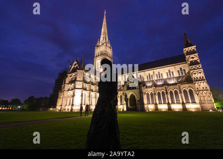 La balade Madonna : une statue par Elisabeth Frink dans l'enceinte de la cathédrale de Salisbury, Salisbury, Wiltshire, Angleterre, Royaume-Uni Banque D'Images