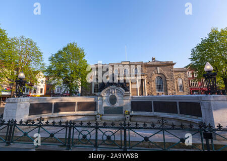 Monument commémoratif de guerre de Salisbury à Market Place devant le Guildhall, Salisbury, Wiltshire, Angleterre, Royaume-Uni Banque D'Images