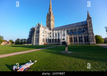 La balade Madonna : une statue par Elisabeth Frink dans l'enceinte de la cathédrale de Salisbury, Salisbury, Wiltshire, Angleterre, Royaume-Uni Banque D'Images