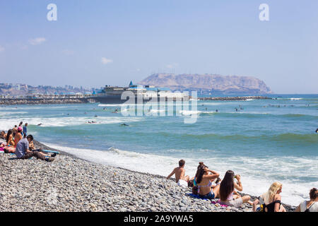 Plage bondée à Lima, Pérou, de Barranco. 2016-11-20. Banque D'Images