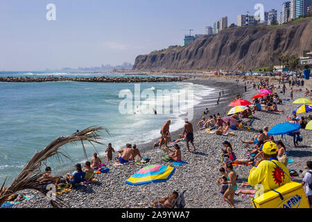 Plage bondée à Lima, Pérou, de Barranco. 2016-11-20. Banque D'Images