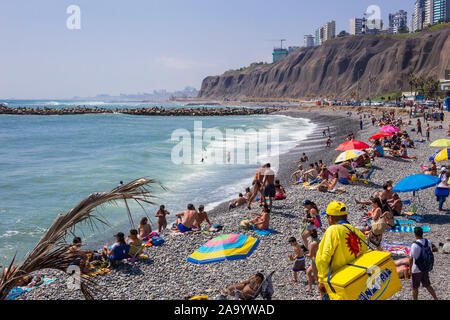 Plage bondée à Lima, Pérou, de Barranco. 2016-11-20. Banque D'Images