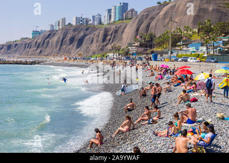 Plage bondée à Lima, Pérou, de Barranco. 2016-11-20. Banque D'Images