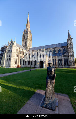 La balade Madonna : une statue par Elisabeth Frink dans l'enceinte de la cathédrale de Salisbury, Salisbury, Wiltshire, Angleterre, Royaume-Uni Banque D'Images