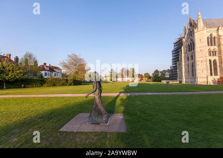 La balade Madonna : une statue par Elisabeth Frink dans l'enceinte de la cathédrale de Salisbury, Salisbury, Wiltshire, Angleterre, Royaume-Uni Banque D'Images