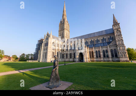 La balade Madonna : une statue par Elisabeth Frink dans l'enceinte de la cathédrale de Salisbury, Salisbury, Wiltshire, Angleterre, Royaume-Uni Banque D'Images