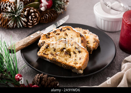 Coupe de fruits stollen de Noël sur fond gris Banque D'Images