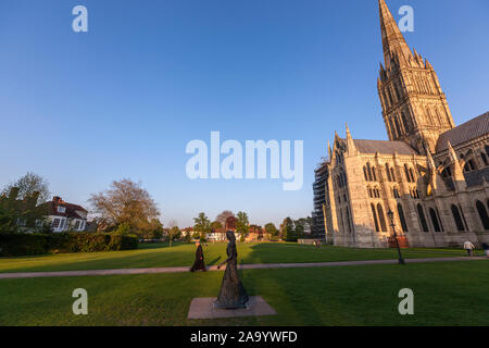 Prêtre autour de la balade Madonna : une statue par Elisabeth Frink dans l'enceinte de la cathédrale de Salisbury, Salisbury, Wiltshire, Angleterre, Royaume-Uni Banque D'Images