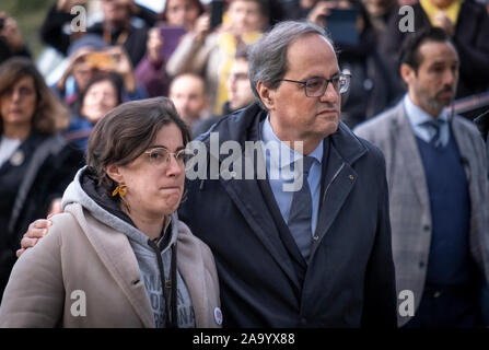 Le président de la Generalidad de Catalogne Quim Torra accompagné par sa fille Carola Torra Miró arrivent à témoigner devant la Cour supérieure de justice de Catalogne.Le Président de la Generalitat de Catalogne Quim Torra a témoigné aujourd'hui devant la Cour supérieure de justice de Catalogne accusé d'avoir désobéi à l'ordre de retirer les symboles pour l'indépendance de la Catalogne à partir de bâtiments publics au cours de la campagne électorale de 28A. Banque D'Images