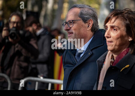 Le président de la Generalitat de Catalogne Quim Torra accompagné de son épouse Carola Miró après le procès à la Cour de Justice de la Catalogne.Le Président de la Generalitat de Catalogne Quim Torra a témoigné aujourd'hui devant la Cour supérieure de justice de Catalogne accusé d'avoir désobéi à l'ordre de retirer les symboles pour l'indépendance de la Catalogne à partir de bâtiments publics au cours de la campagne électorale de 28A. Banque D'Images