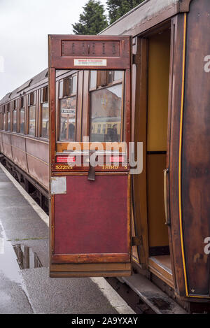 Close up of vintage teak UK LNER railway troisième classe, porte ouverte sur la plate-forme, d'attente pour les passagers à bord dans le bras Severn Valley Railway. Banque D'Images