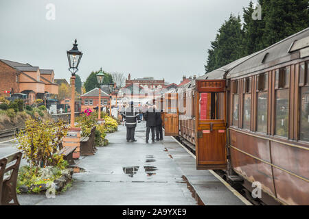 Soleil après la pluie : scène de la plate-forme du matin, gare de Kidderminster, ligne du patrimoine ferroviaire de Severn Valley, Royaume-Uni. Portes de train anciennes ouvertes. Banque D'Images