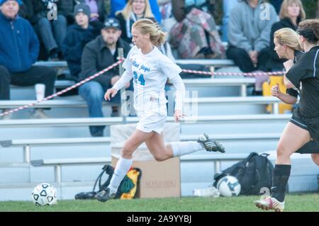 Profil de pleine longueur d'un coup de la Johns Hopkins University Women's Soccer player, courir derrière la balle au cours d'une demi-finale de conférence du centenaire avec match Haverford College, le 7 novembre 2009. À partir de la collection photographique de Homewood. () Banque D'Images