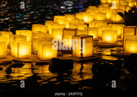 La lampe flottante est un type de lampe qui flotte à la surface de l'eau. Il est également connu comme une rivière ou lac de la lampe , lampe flottante lanterne Banque D'Images