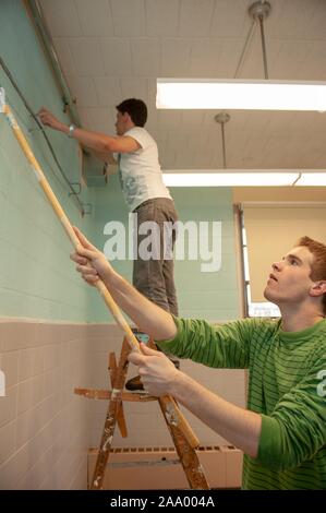 Les élèves d'une école de réparation tout en participant à un projet de service au cours de la session d'hiver ou d'intersession allant à l'Université Johns Hopkins de Baltimore, Maryland, 2009. À partir de la collection photographique de Homewood. () Banque D'Images