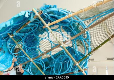 Les élèves construisent une sculpture cinétique à l'aide de matériaux trouvés, dans la forme de la mascotte Bluejay, tout en se préparant à participer à la Baltimore sculpture cinétique de la race, à l'Université Johns Hopkins de Baltimore, Maryland, 2009. À partir de la collection photographique de Homewood. () Banque D'Images