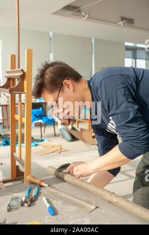 Les élèves construisent une sculpture cinétique à l'aide de matériaux trouvés, dans la forme de la mascotte Bluejay, tout en se préparant à participer à la Baltimore sculpture cinétique de la race, à l'Université Johns Hopkins de Baltimore, Maryland, 2009. À partir de la collection photographique de Homewood. () Banque D'Images