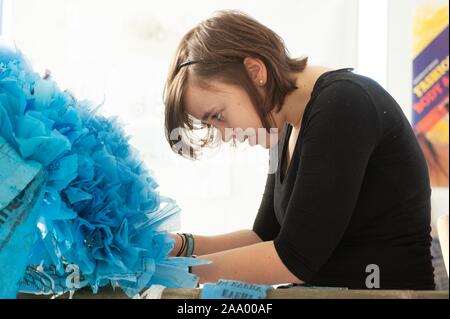 Les élèves construisent une sculpture cinétique à l'aide de matériaux trouvés, dans la forme de la mascotte Bluejay, tout en se préparant à participer à la Baltimore sculpture cinétique de la race, à l'Université Johns Hopkins de Baltimore, Maryland, 2009. À partir de la collection photographique de Homewood. () Banque D'Images