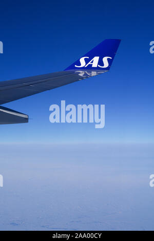 Copenhague, Danemark - Nov 24th, 2018 : Ailes d'un avion au-dessus des nuages de croisière Banque D'Images