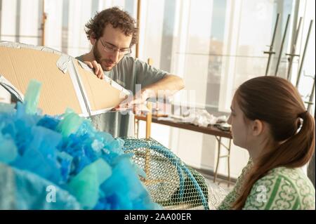 Les élèves construisent une sculpture cinétique à l'aide de matériaux trouvés, dans la forme de la mascotte Bluejay, tout en se préparant à participer à la Baltimore sculpture cinétique de la race, à l'Université Johns Hopkins de Baltimore, Maryland, 2009. À partir de la collection photographique de Homewood. () Banque D'Images