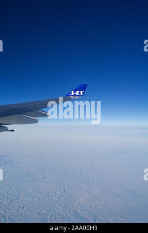 Copenhague, Danemark - Nov 24th, 2018 : Ailes d'un avion au-dessus des nuages de croisière Banque D'Images