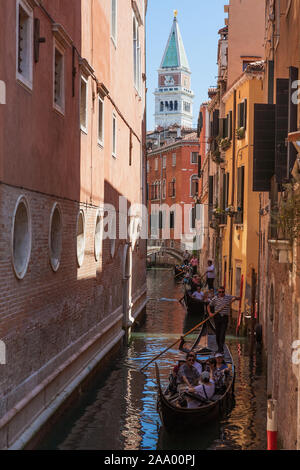 Rio de S. Salvador. En regardant vers le Campanile di San Marco, du Ponte del Lovo, San Marco, Venise, Italie Banque D'Images