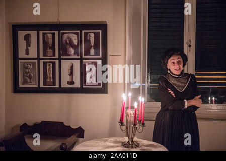 Performance 'Les chambres d'Amedeo Modigliani" à l'intérieur de la maison où l'artiste est né. 'Teatro degli Onesti' Company. L'actrice Paola Bargagna imp Banque D'Images