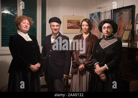 Performance 'Les chambres d'Amedeo Modigliani" à l'intérieur de la maison où l'artiste est né. 'Teatro degli Onesti' Company. De gauche à droite : Tiziana Foresti, Em Banque D'Images