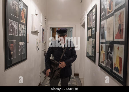 Performance 'Les chambres d'Amedeo Modigliani" à l'intérieur de la maison où l'artiste est né. 'Teatro degli Onesti' Company. L'acteur et réalisateur Emanuel Banque D'Images