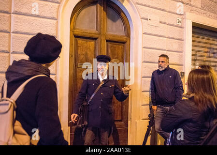 Performance 'Les chambres d'Amedeo Modigliani" à l'intérieur de la maison où l'artiste est né. 'Teatro degli Onesti' Company. L'acteur et réalisateur Emanuel Banque D'Images