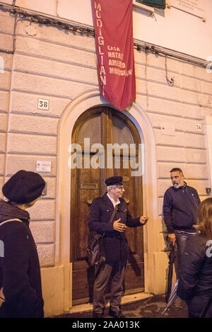 Performance 'Les chambres d'Amedeo Modigliani" à l'intérieur de la maison où l'artiste est né. 'Teatro degli Onesti' Company. L'acteur et réalisateur Emanuel Banque D'Images