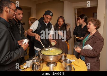 Une personne louches une boisson dans une tasse, comme collègues souriants attendent leur tour pendant une fonction célébrant l'ouverture du Centre des étudiants des Affaires Multiculturelles à la Johns Hopkins University, Baltimore, Maryland, le 27 février 2009. À partir de la collection photographique de Homewood. () Banque D'Images