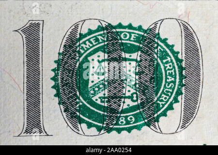 Un certain nombre de cent dollars et le département du Trésor des États-Unis en symbole d'agrandissement. macro Banque D'Images