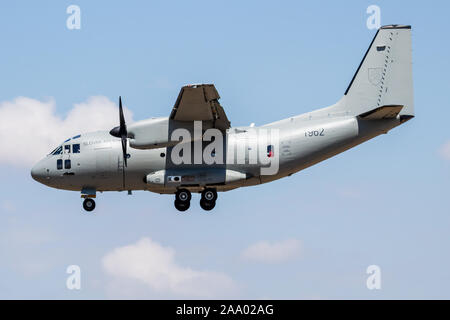 FAIRFORD / Royaume-uni - Juillet 12, 2018 : l'Armée de l'air slovaque Leonardo C-27J Spartan 1962 arrivée et l'atterrissage de l'avion de transport pour RIAT Royal Internation Banque D'Images