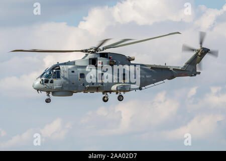 FAIRFORD / Royaume-uni - Juillet 12, 2018 : EH-101 Merlin de la Royal Navy HM1 ZH839 l'arrivée de l'hélicoptère pour RIAT Royal International Air Tattoo 2018 Airshow Banque D'Images