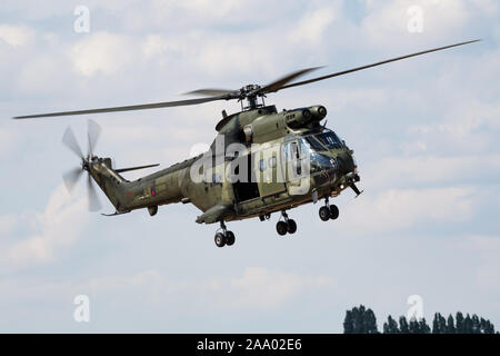 FAIRFORD / Royaume-uni - Juillet 12, 2018 : Royal Air Force aérospatiale (Westland) SA-330E Puma HC1 XW216 l'arrivée de l'hélicoptère pour RIAT Royal International Banque D'Images