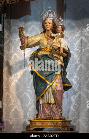 Statue précieuse de la Madonna avec l'enfant, église mère de l'évangéliste San Marco, Agnone, Isernie, Molise Banque D'Images