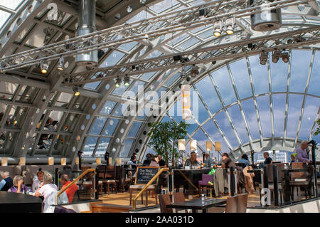 À l'intérieur de restaurant dans le grand magasin KaDeWe, grand magasin, Wittenbergplatz, l'ouest de Berlin, Allemagne. Kaufhaus des Westens, Berlin, Allemagne Banque D'Images