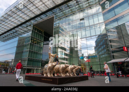 Les touristes debout à côté de sculptures d'ours au Neues Kranzler Eck, Kurfuerstendamm, Charlottenburg, Berlin, Allemagne Banque D'Images