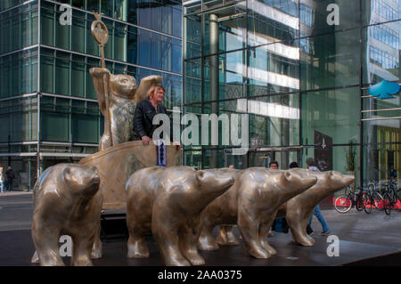 Les touristes debout à côté de sculptures d'ours au Neues Kranzler Eck, Kurfuerstendamm, Charlottenburg, Berlin, Allemagne Banque D'Images