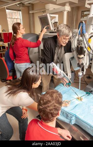 Russell Taylor, professeur d'informatique, de l'horlogerie un étudiant en génie de l'École de merlan utiliser un long outil pour aider un robot chirurgical da Vinci pour effectuer une simulation d'opération à l'Université Johns Hopkins, Baltimore, Maryland, le 6 avril 2009. À partir de la collection photographique de Homewood. () Banque D'Images